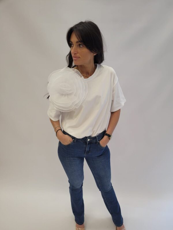 Bawełniana bluzka krótki rękaw gładka z elegancką różą biała - obrazek 2