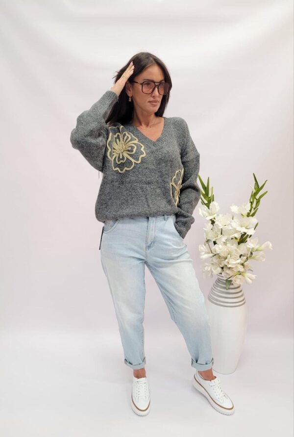 Sweter gruby kwiat szary - obrazek 2