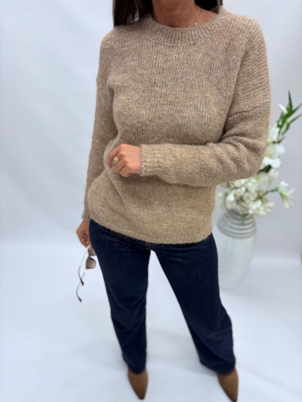 Sweter damski klasyczny cappuccino - obrazek 2