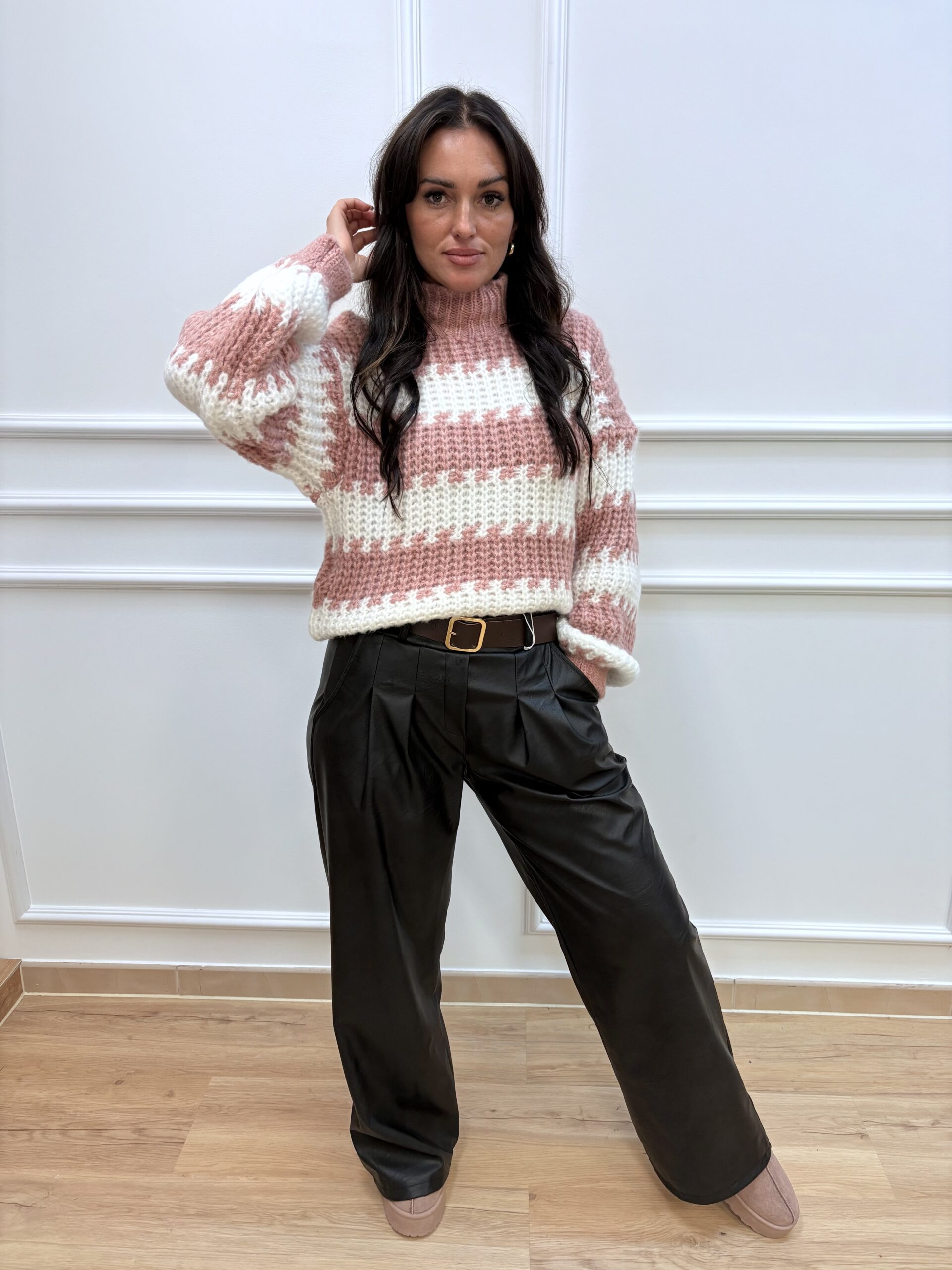 Sweter damski w pasy różowo-ecru - obrazek 2