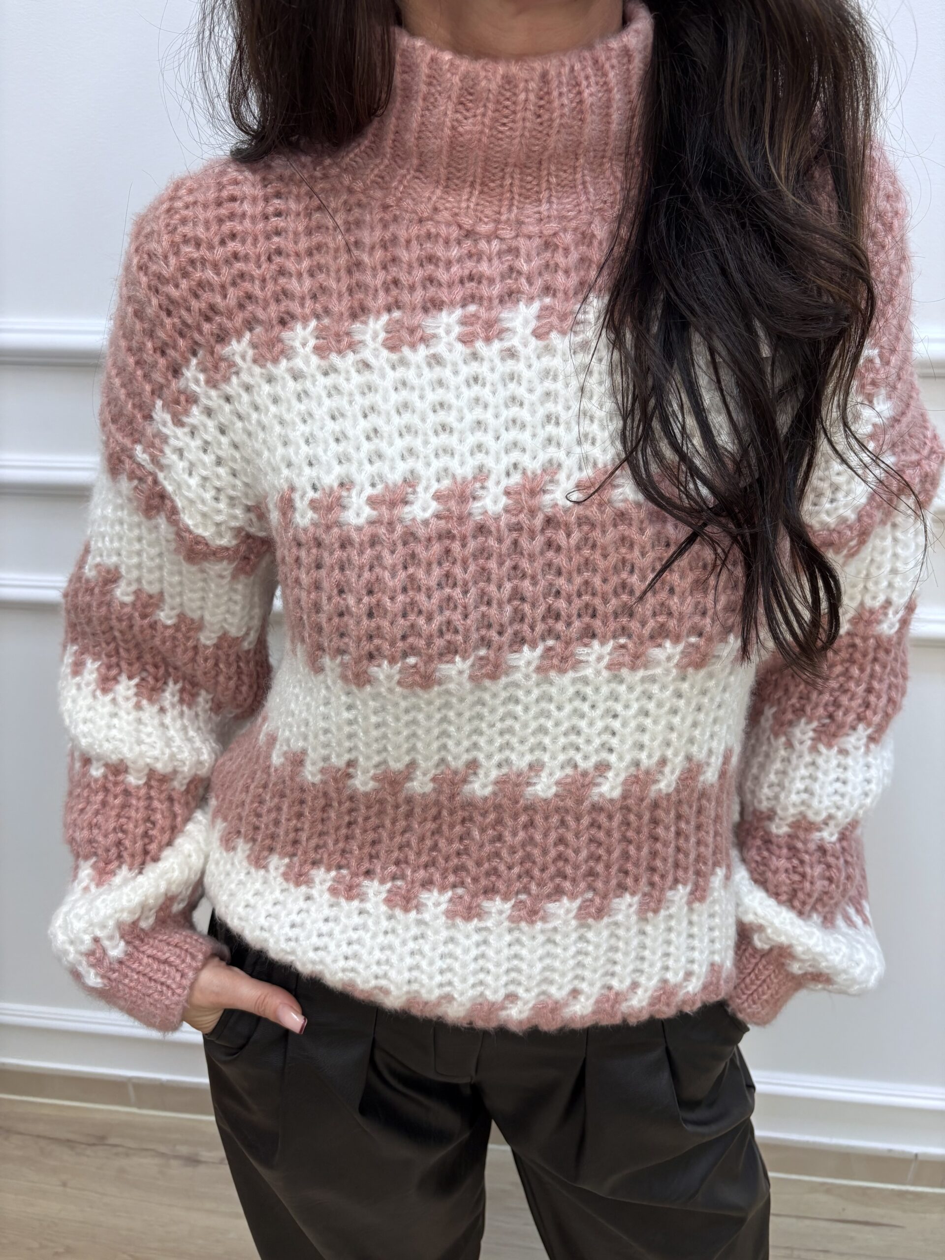 Sweter damski w pasy różowo-ecru - obrazek 3