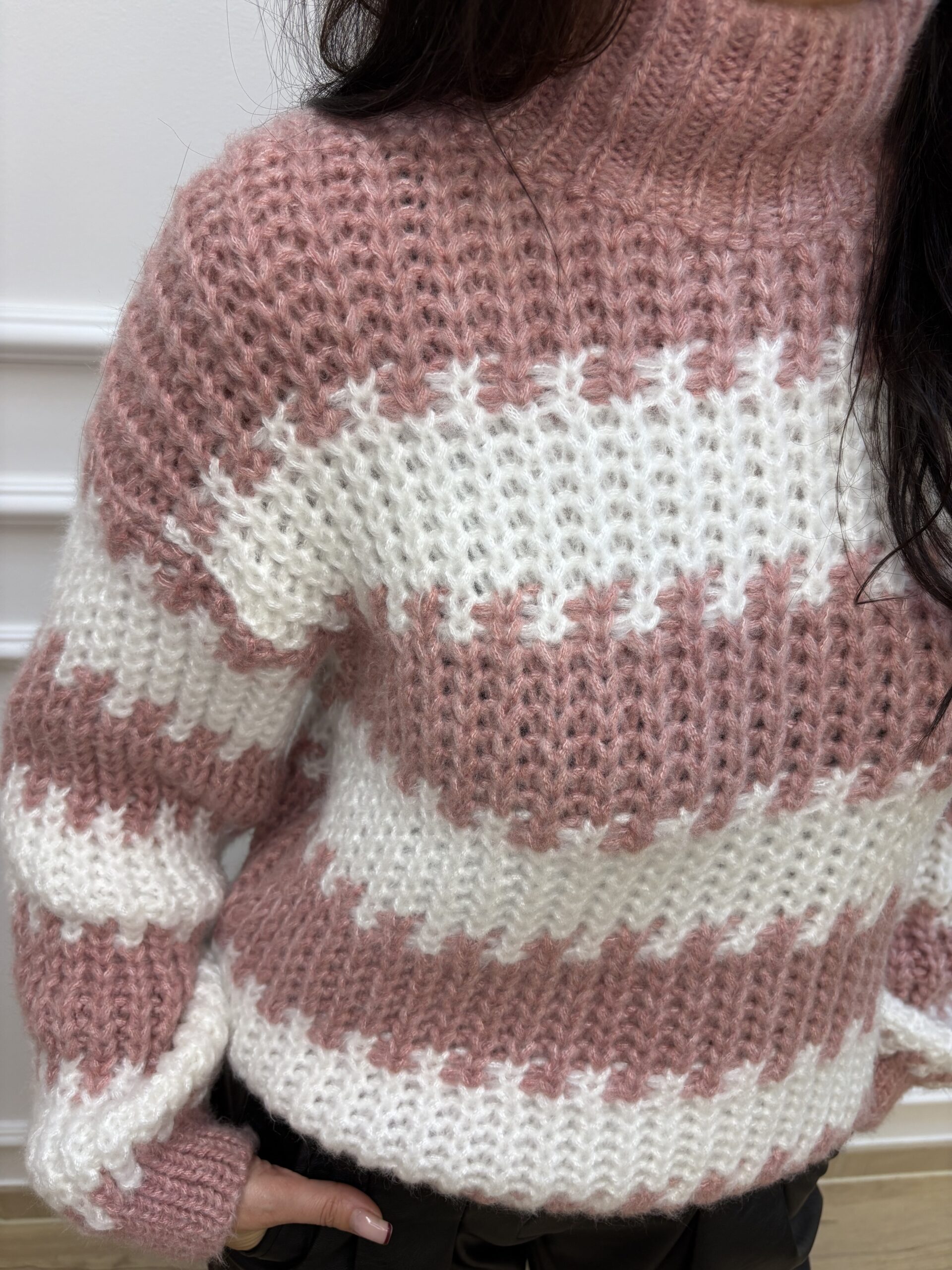 Sweter damski w pasy różowo-ecru - obrazek 4