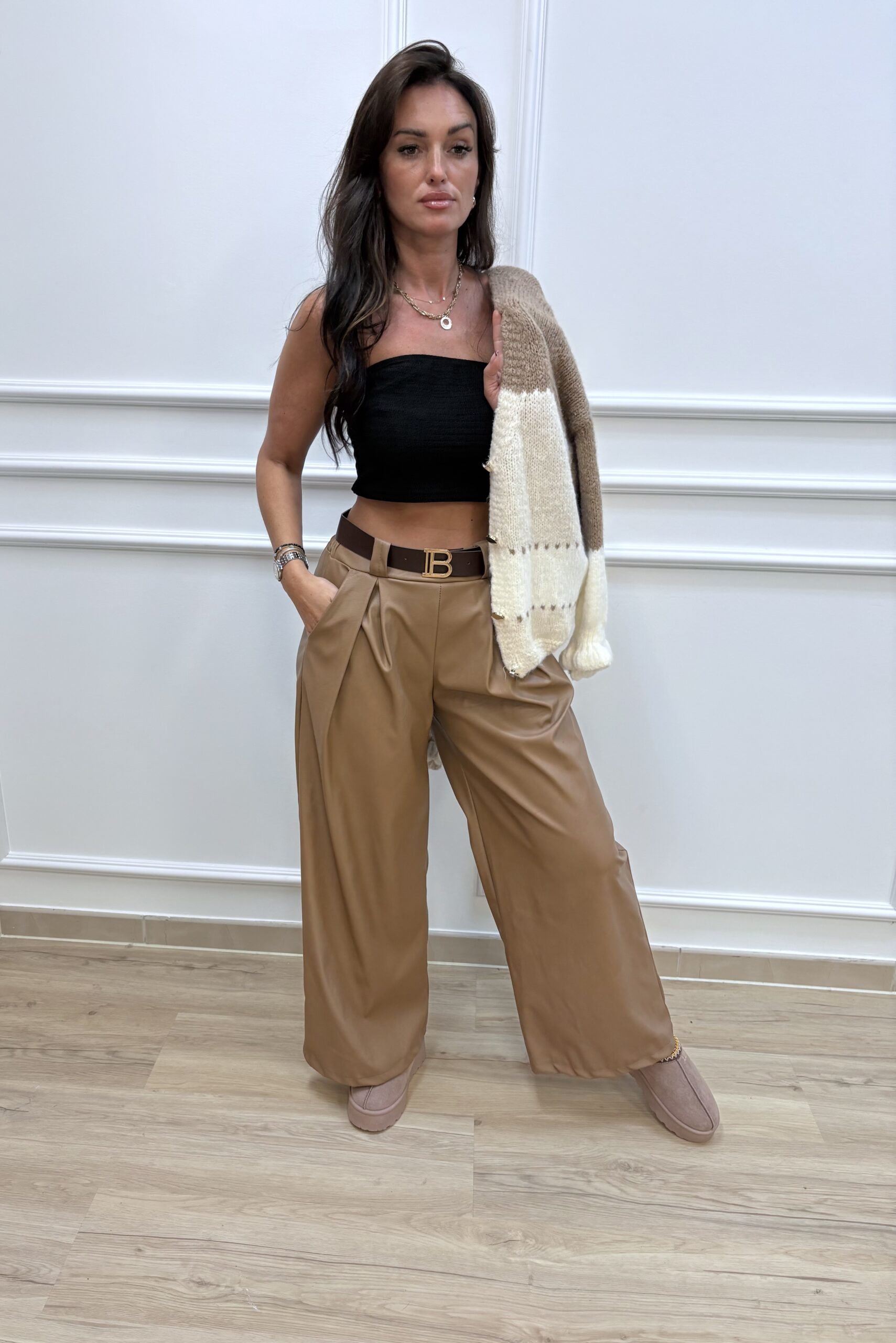 Spodnie z szeroką nogawką z eko skórki- beżowe - obrazek 2