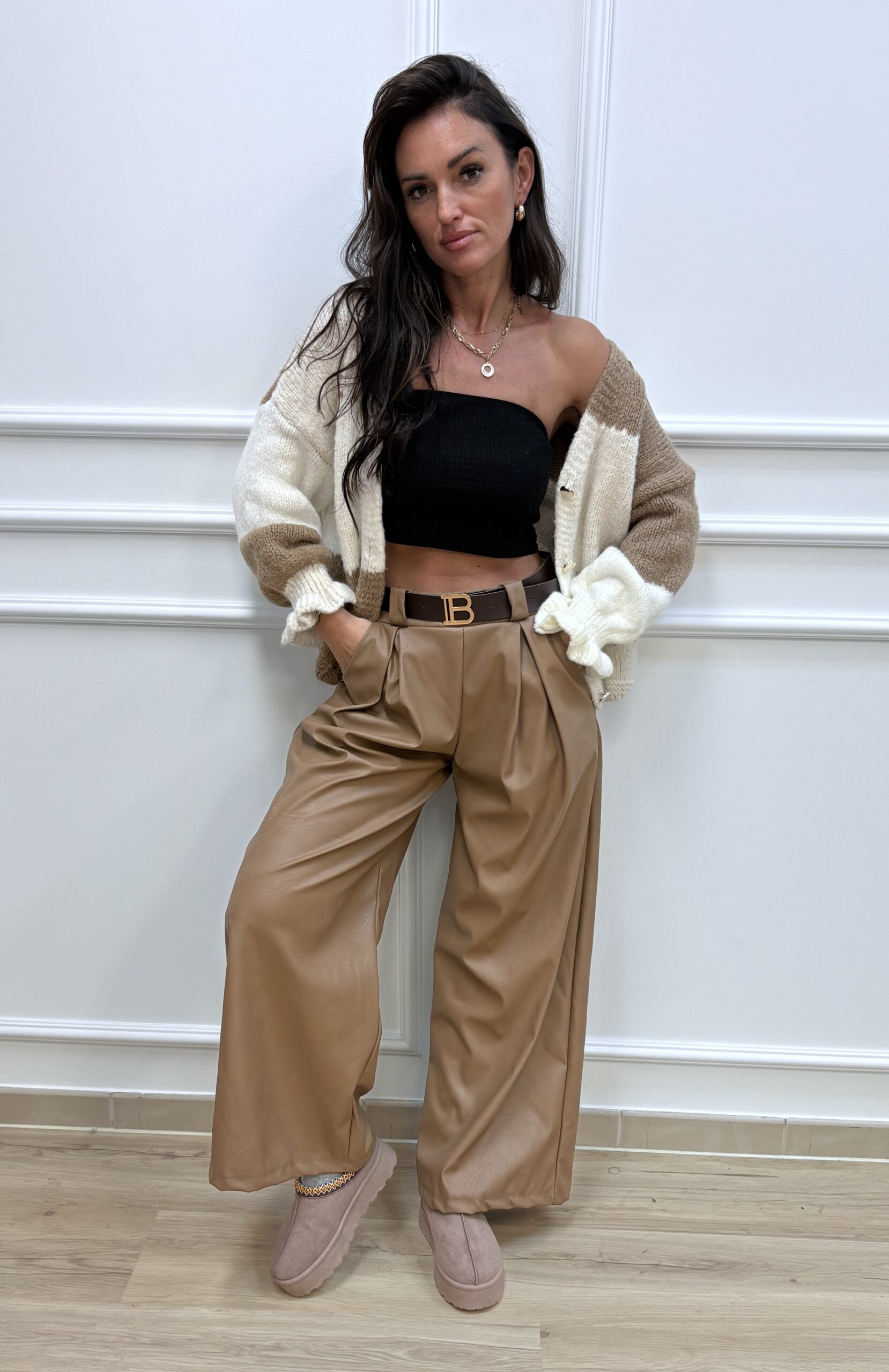 Spodnie z szeroką nogawką z eko skórki- beżowe