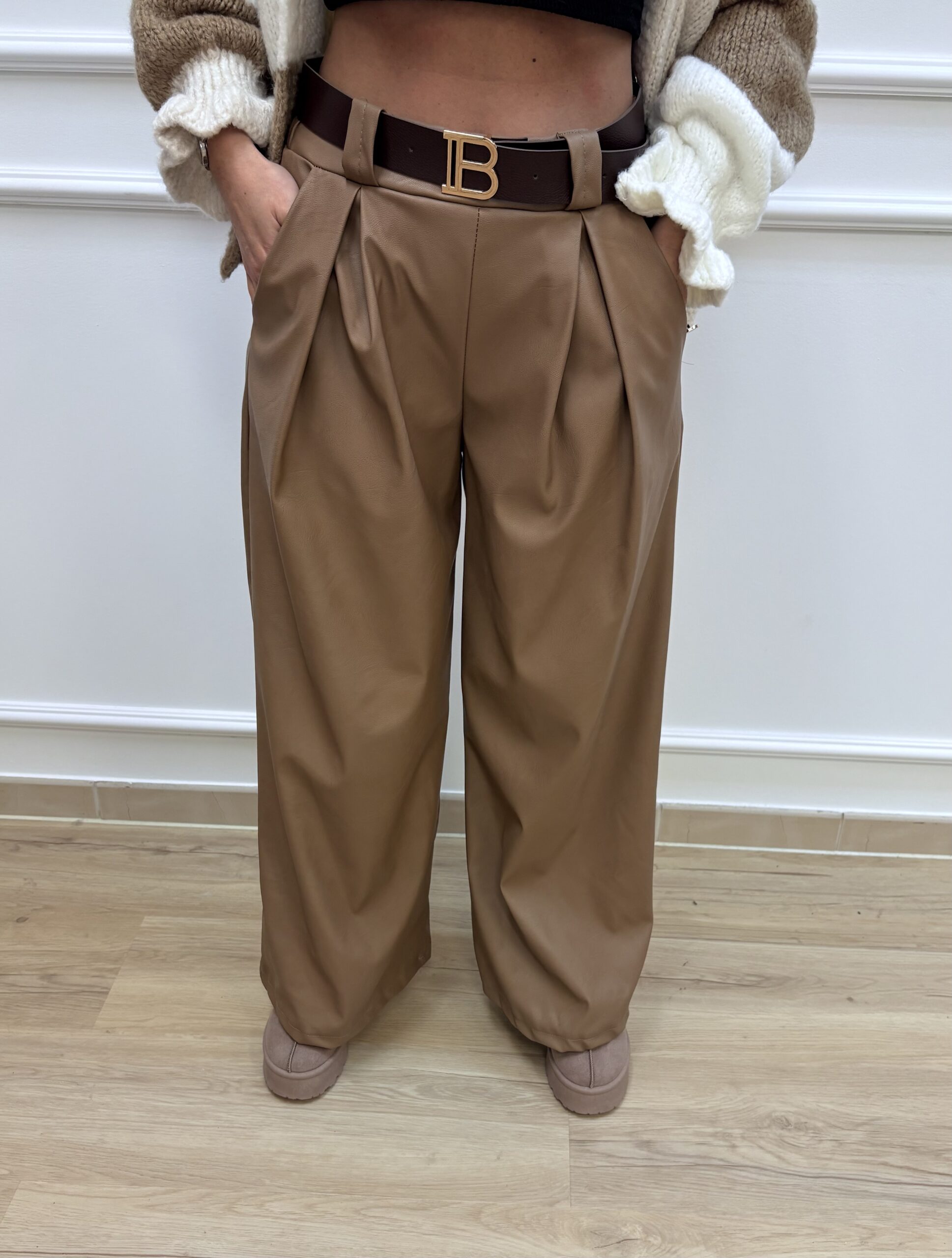 Spodnie z szeroką nogawką z eko skórki- beżowe - obrazek 3