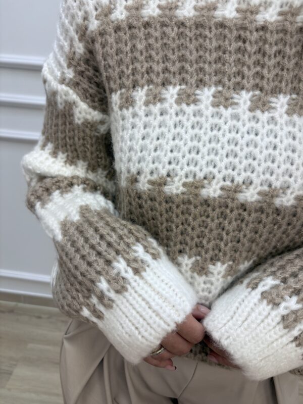 Sweter w pasy ecru-beż - obrazek 3