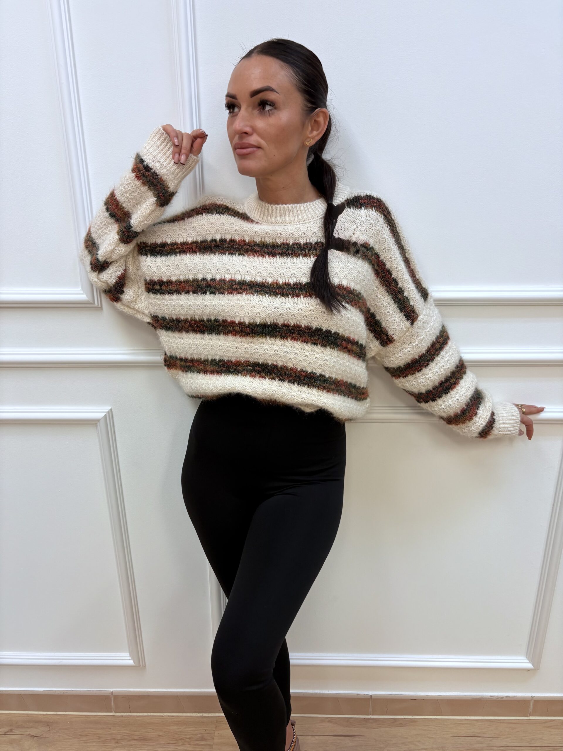 Sweter damski w paski- ecru - obrazek 2