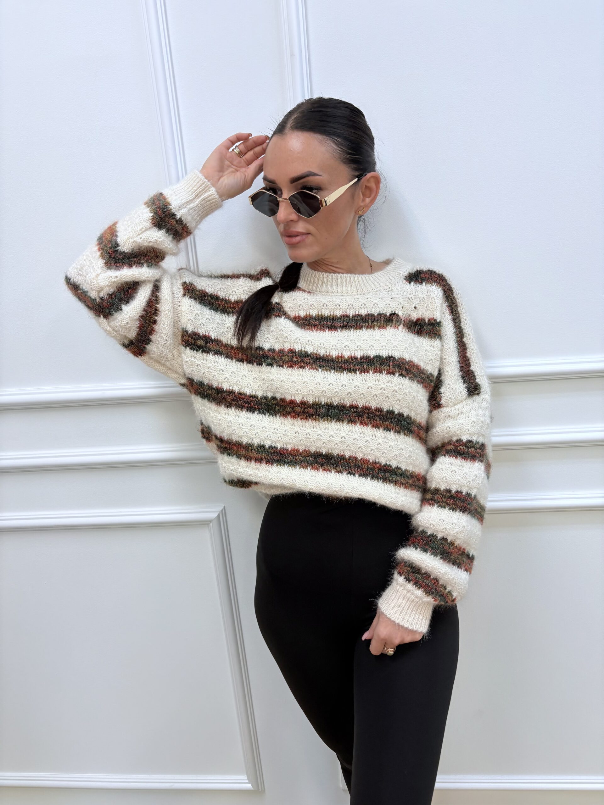 Sweter damski w paski- ecru