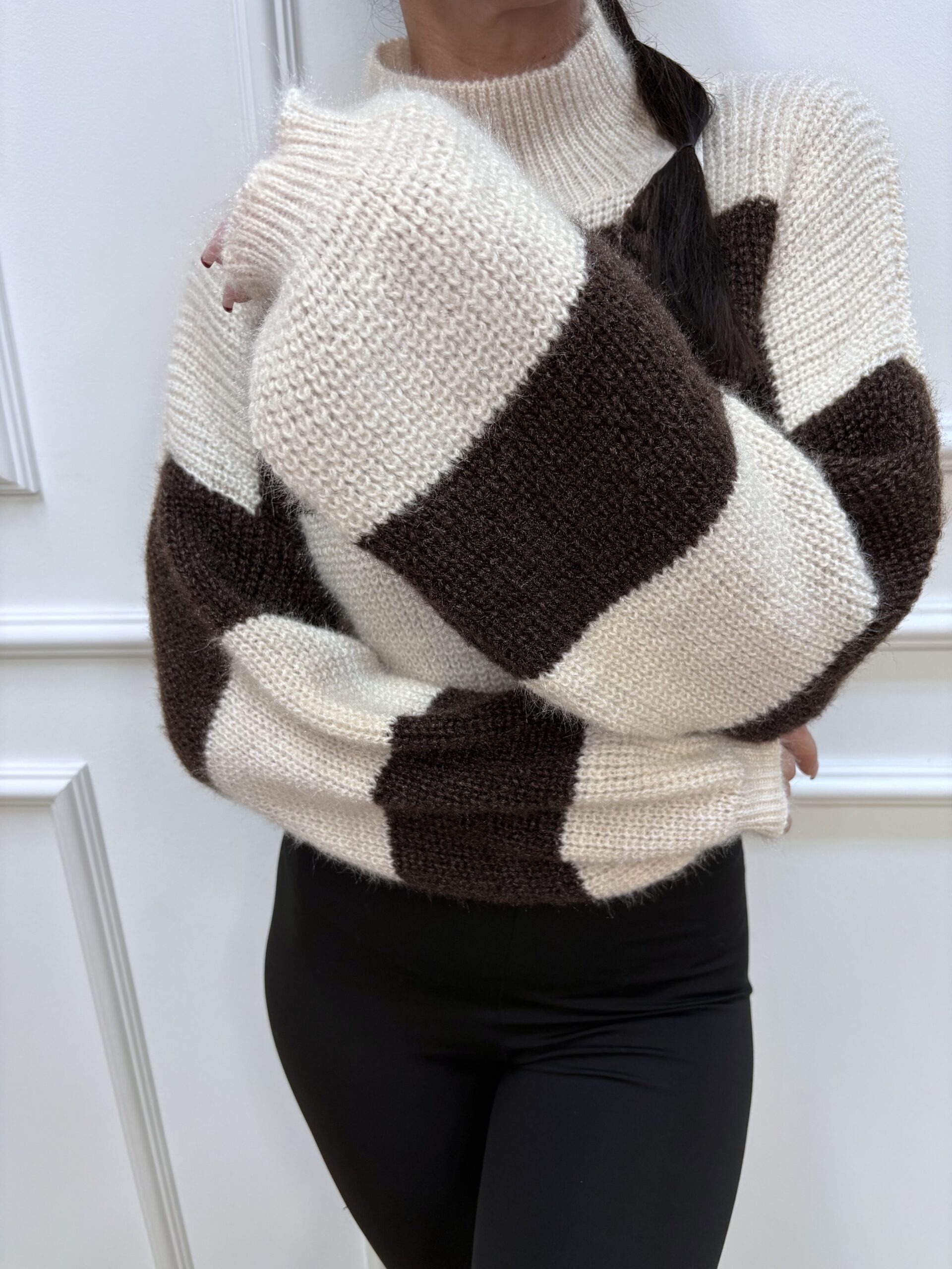 Sweter damski półgolf w brązowo-ecru pasy (3) - obrazek 4