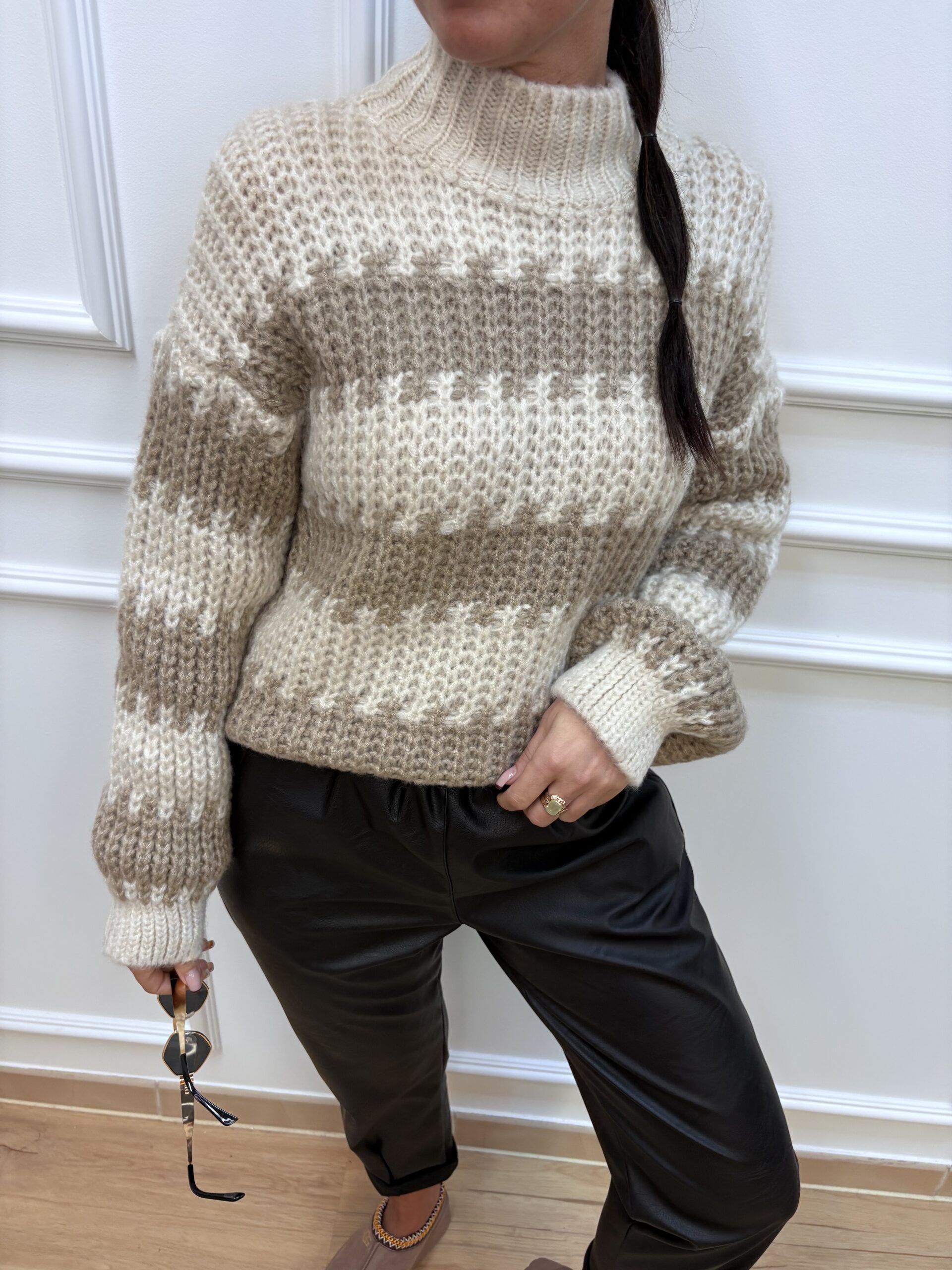 Sweter damski w pasy- beżowy - obrazek 3