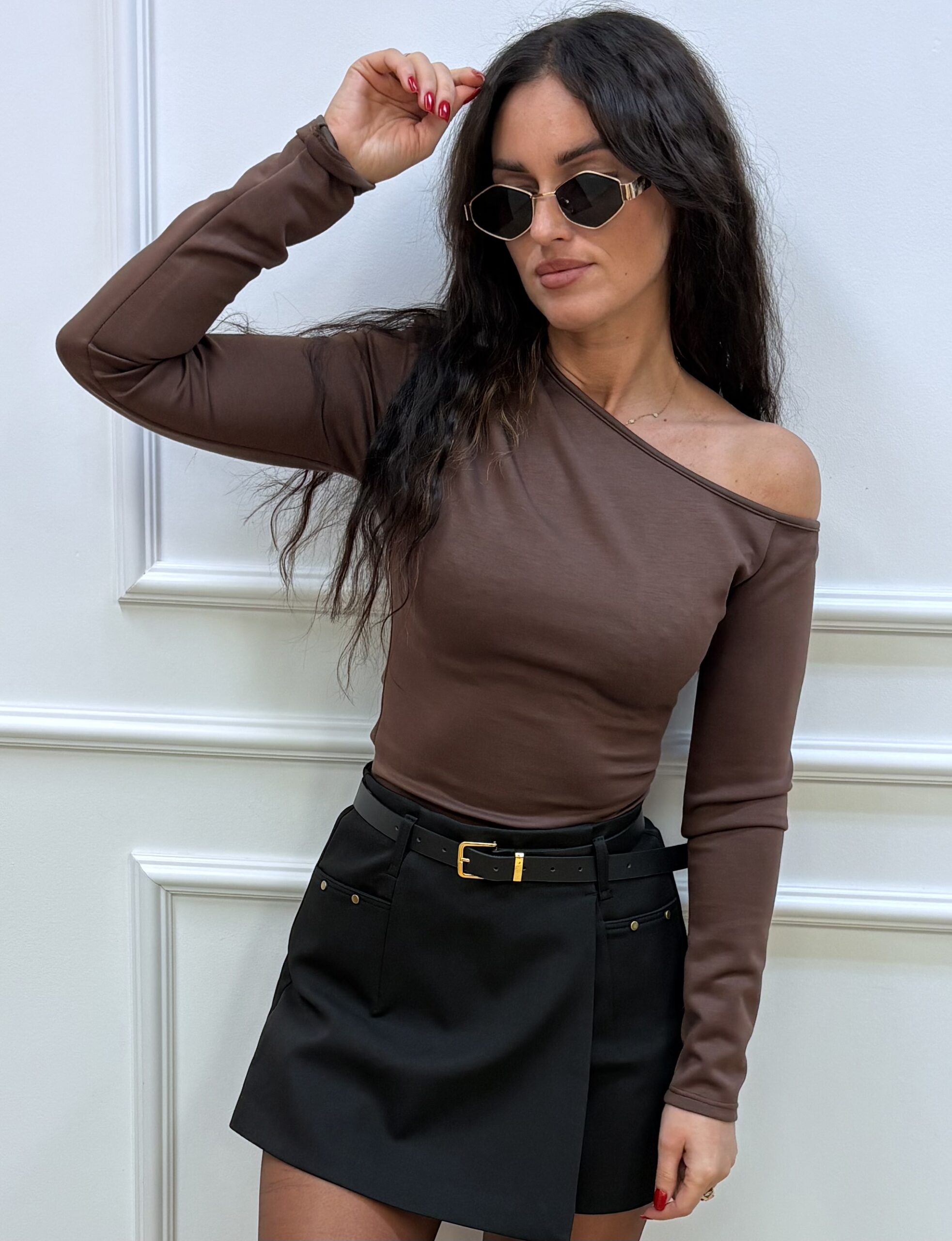 Bluzka damska z odkrytym ramieniem- kolor czekoladowy