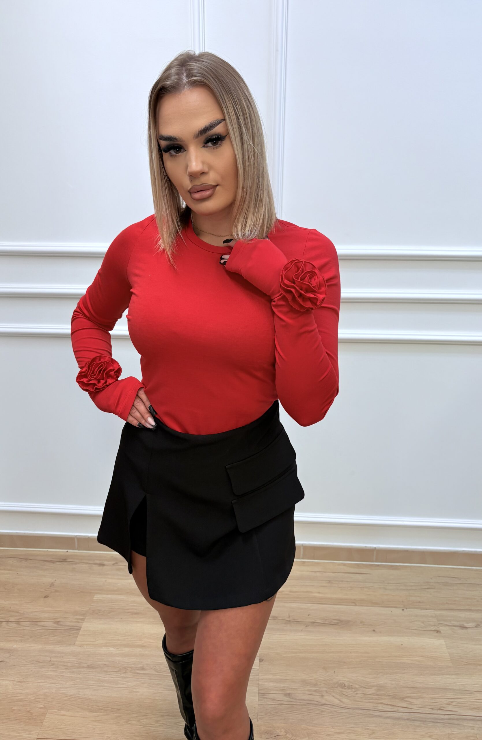 Bluzka damska z różą na nadgarstku- czerwona