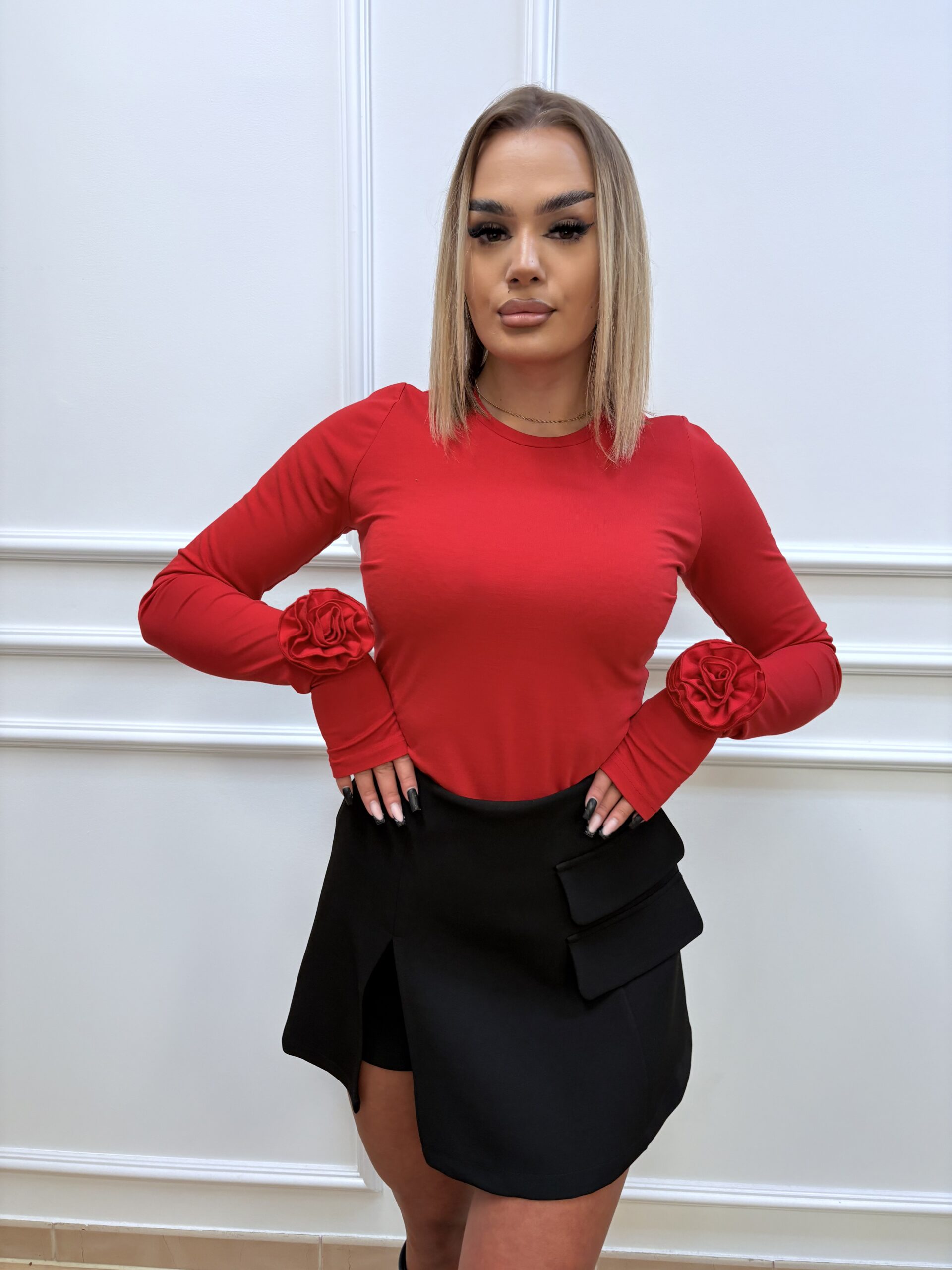 Bluzka damska z różą na nadgarstku- czerwona - obrazek 3