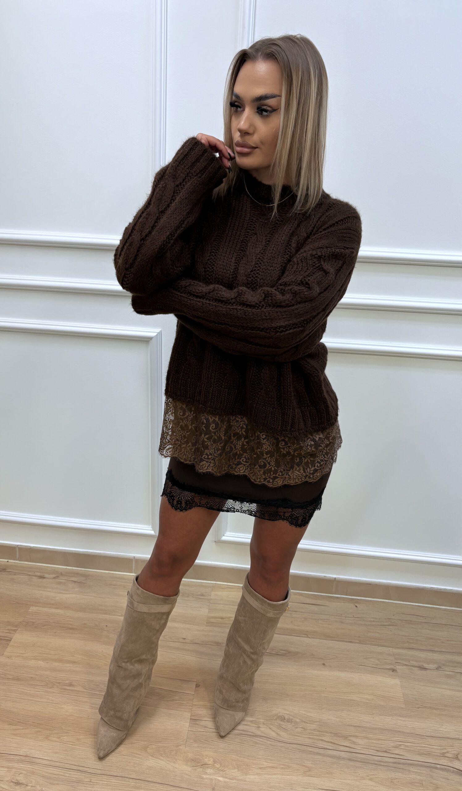 Sweter damski z koronkowym wykończeniem u dołowi- brązowy - obrazek 2