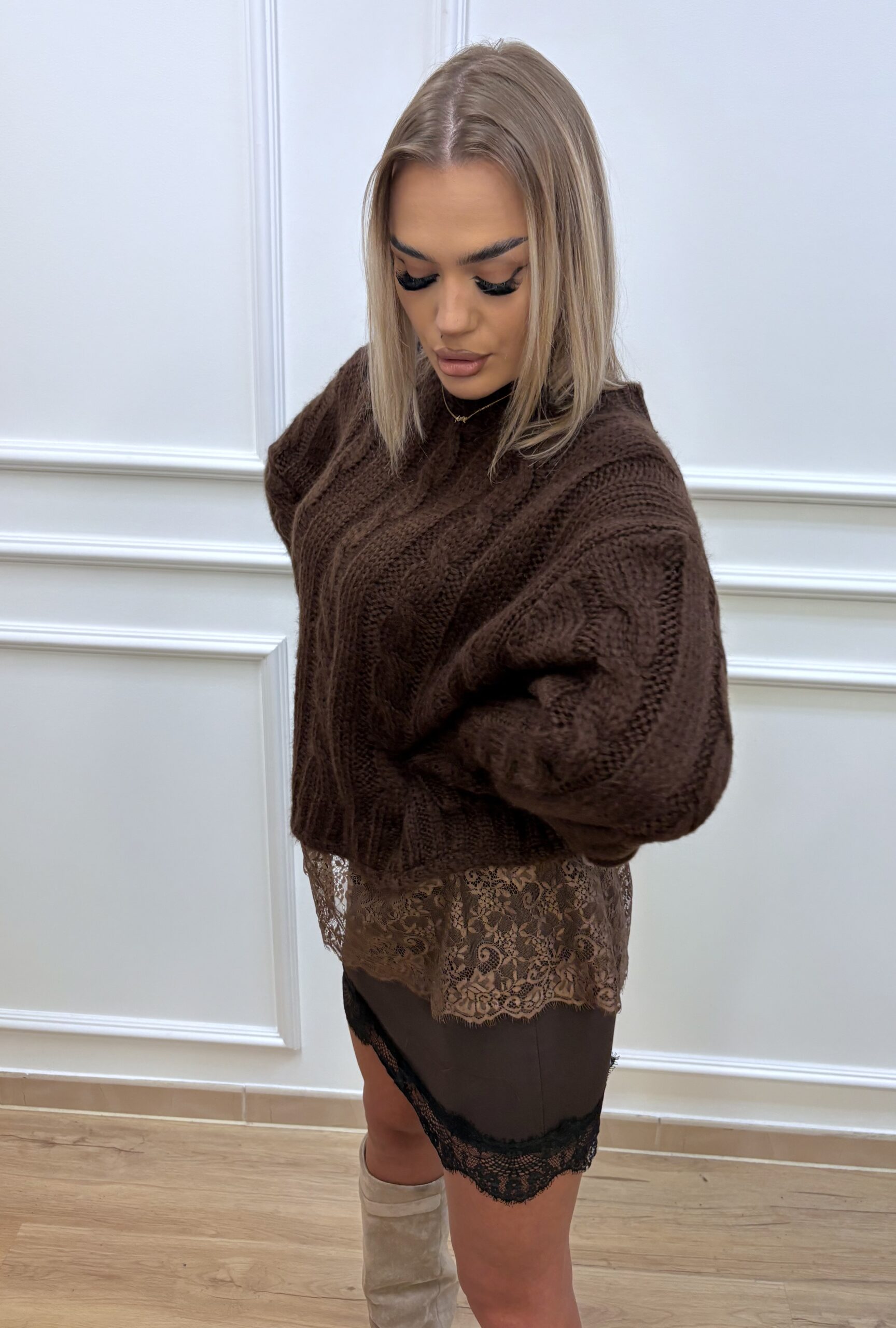 Sweter damski z koronkowym wykończeniem u dołowi- brązowy