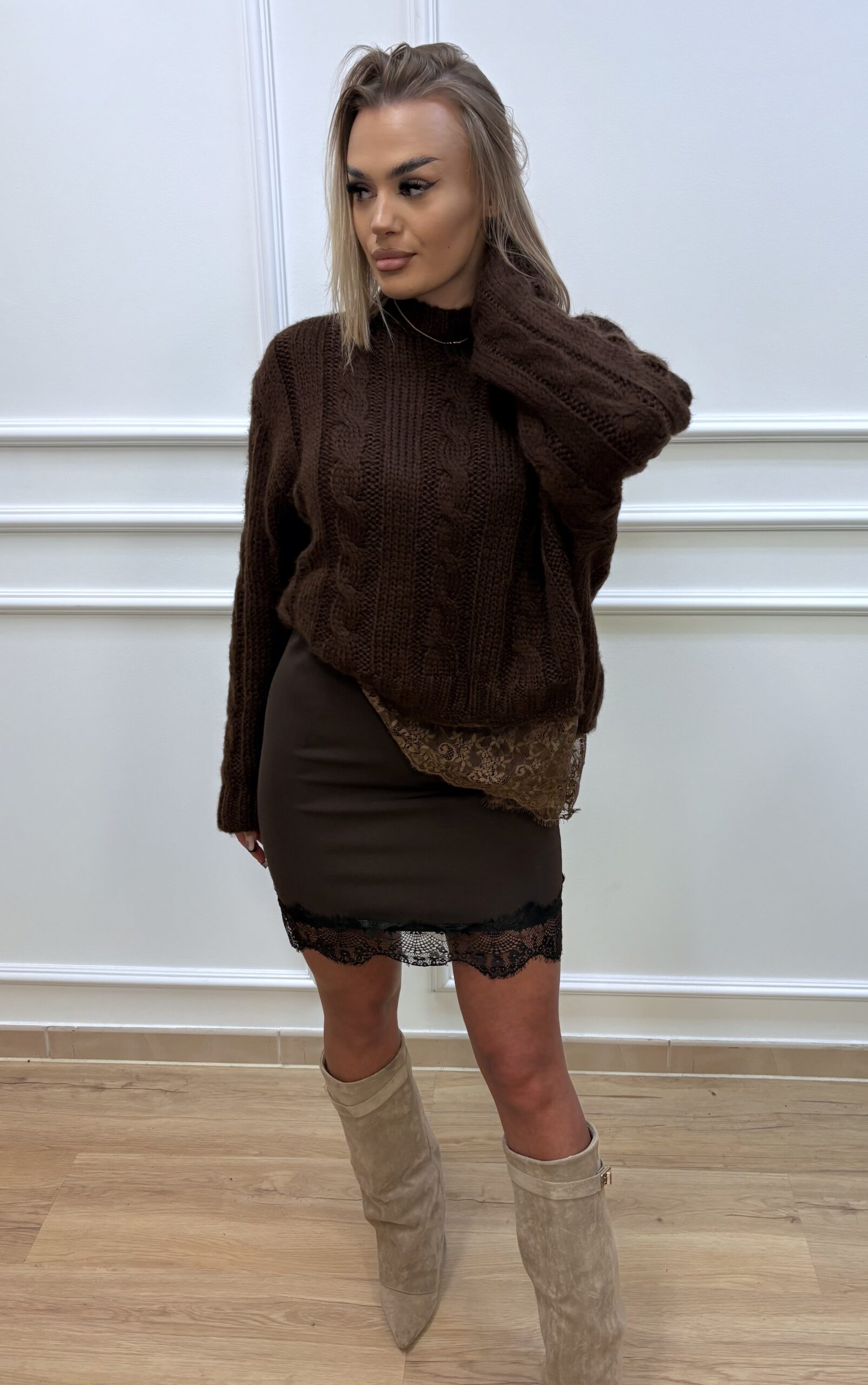 Spódniczka z koronowym wykończeniem- brązowa