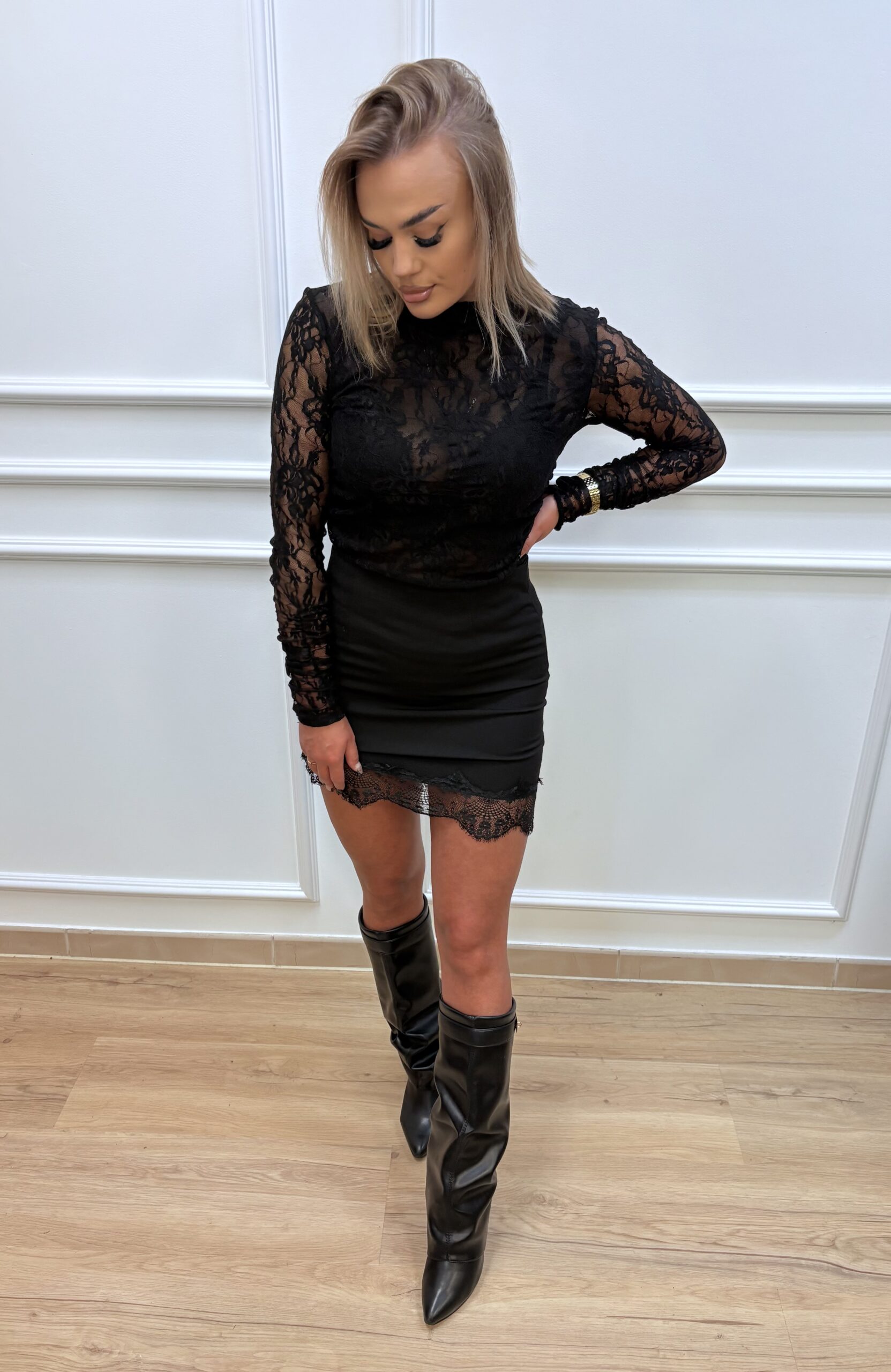 Spódniczka z koronkowym wykończeniem- czarna