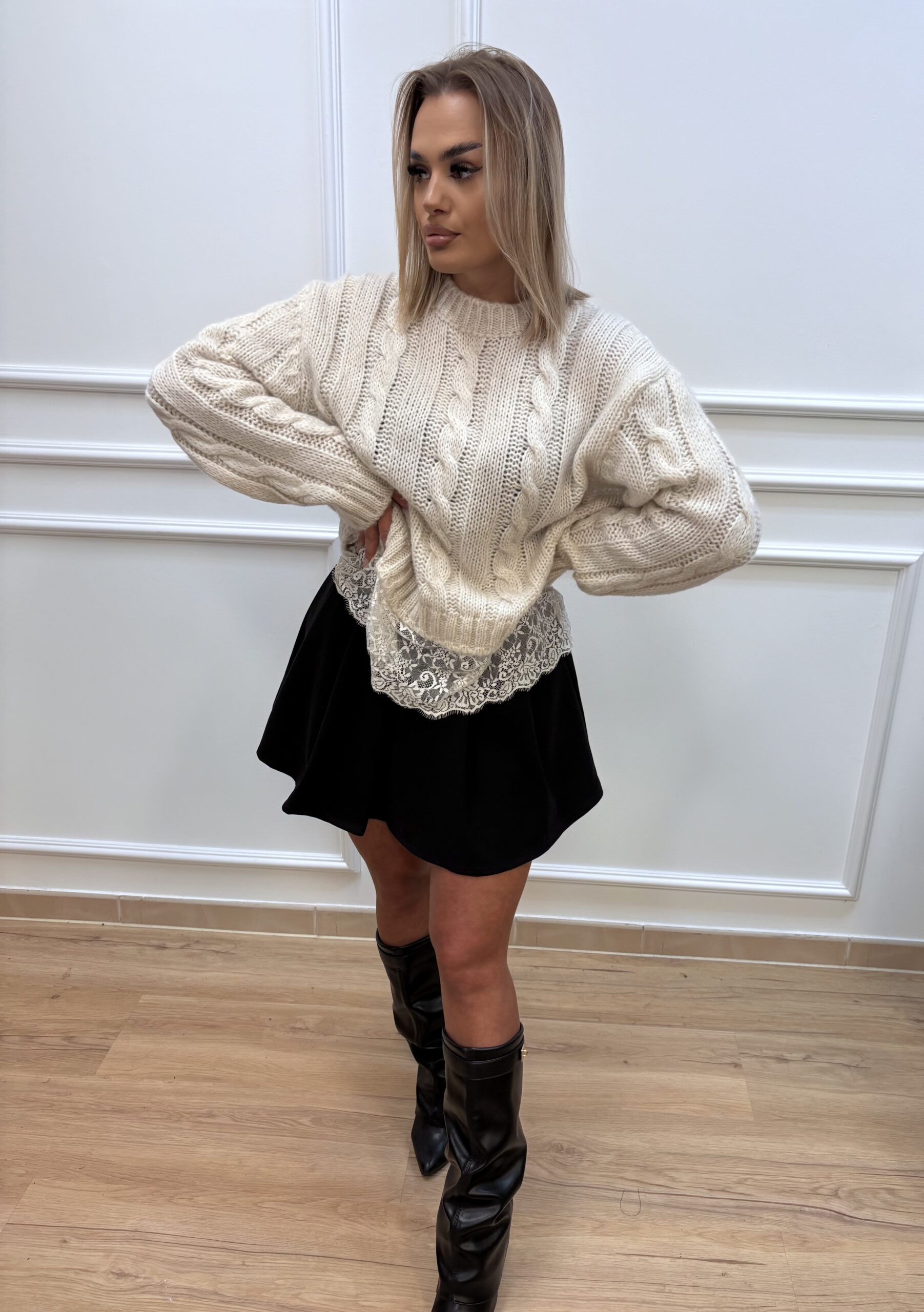 Sweter damski z koronkowym wykończeniem u dołu- beżowy