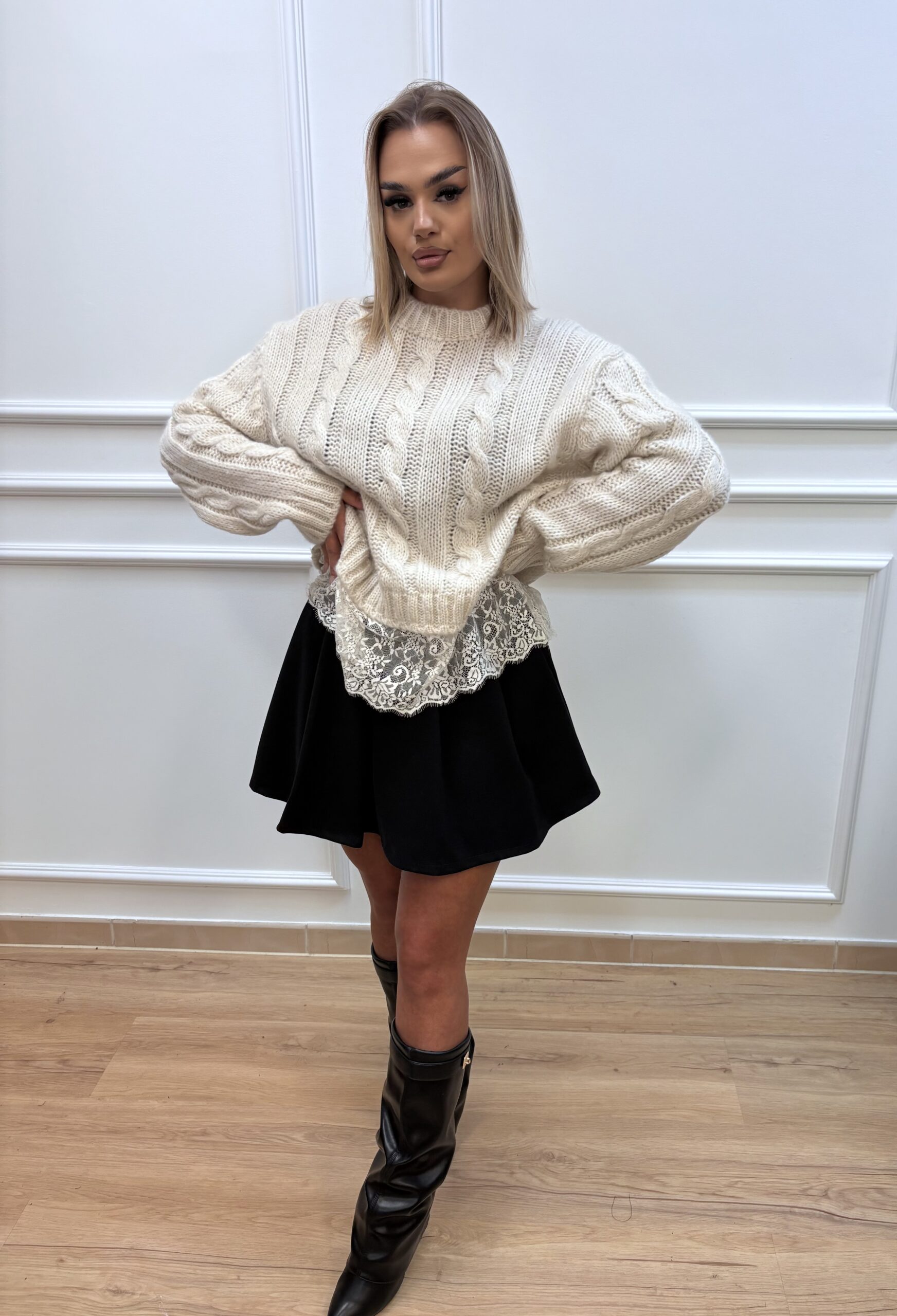 Sweter damski z koronkowym wykończeniem u dołu- beżowy - obrazek 4