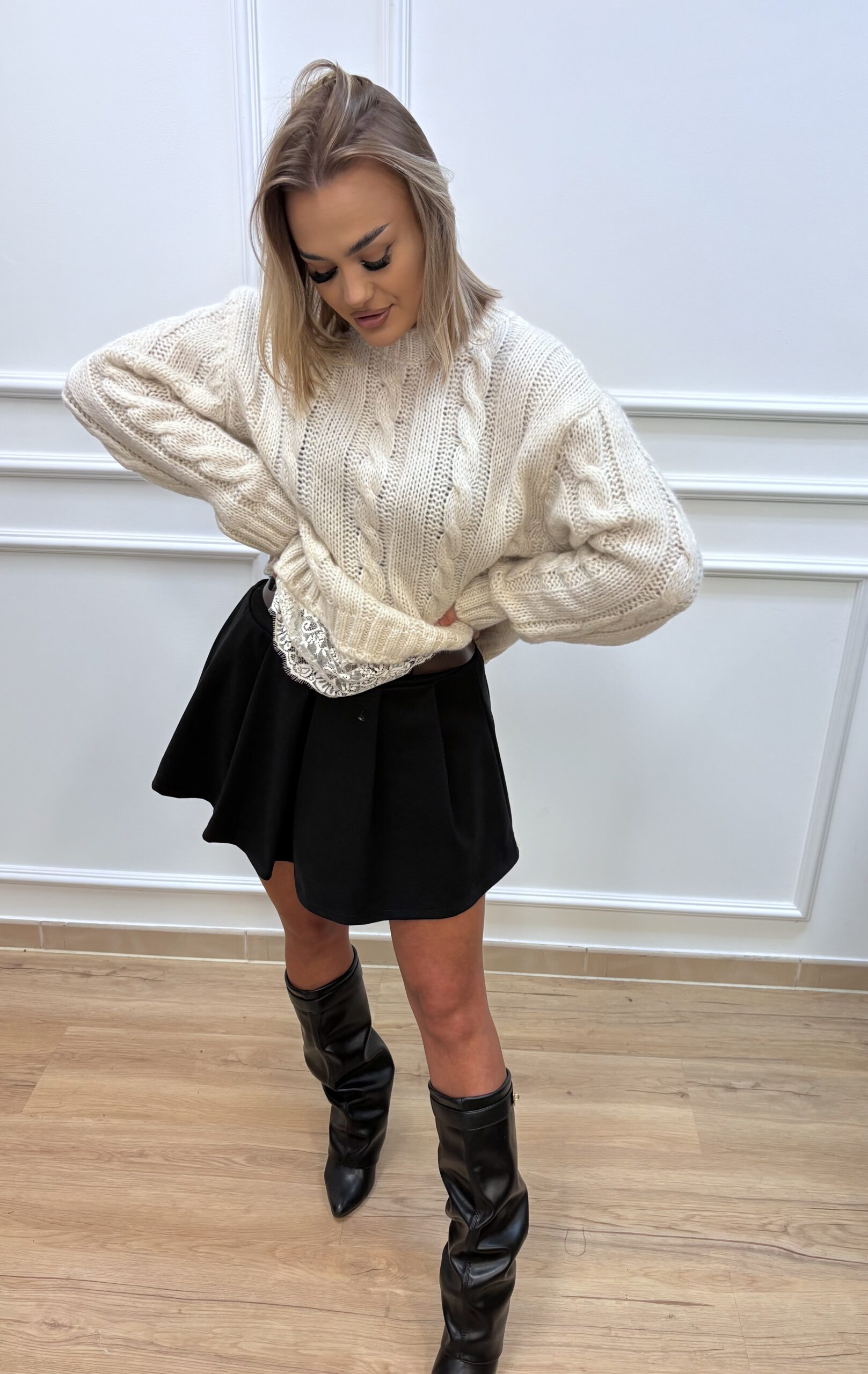 Sweter damski z koronkowym wykończeniem u dołu- beżowy - obrazek 2