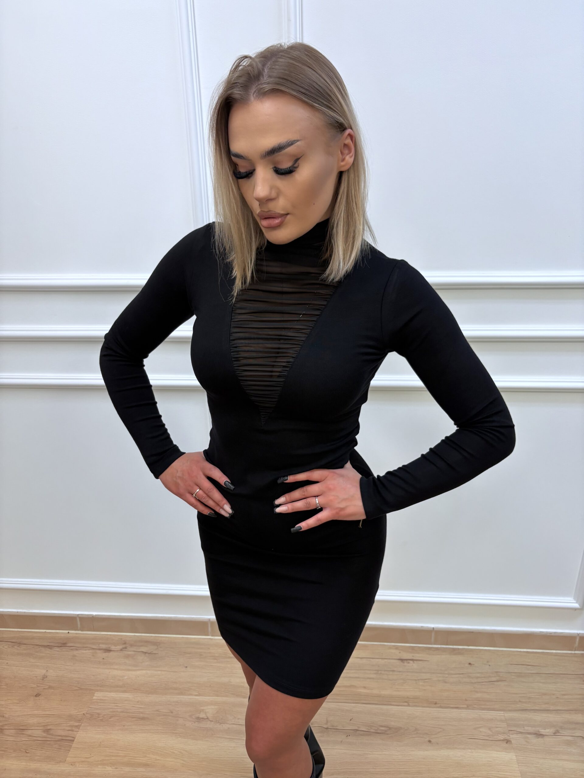 Sukienka z marszczonym trójkątnym panelem z przodu