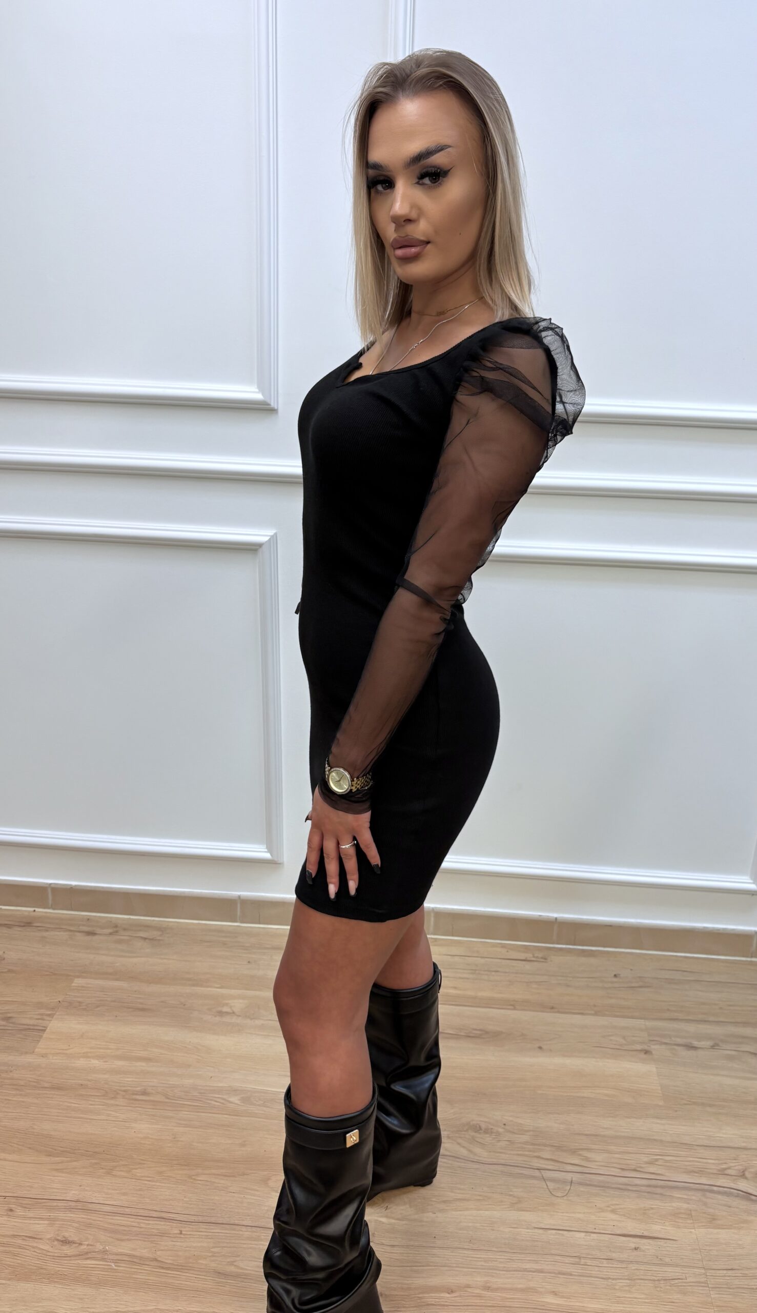 Sukienka z prążka z tiulowymi rękawami- czarna