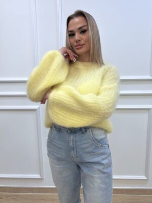 IMG_9387 Modelka w żółtym swetrze moherowym z szerokimi rękawami i jasnoniebieskimi dżinsami, krzyżując ręce – kolekcja Secret Line