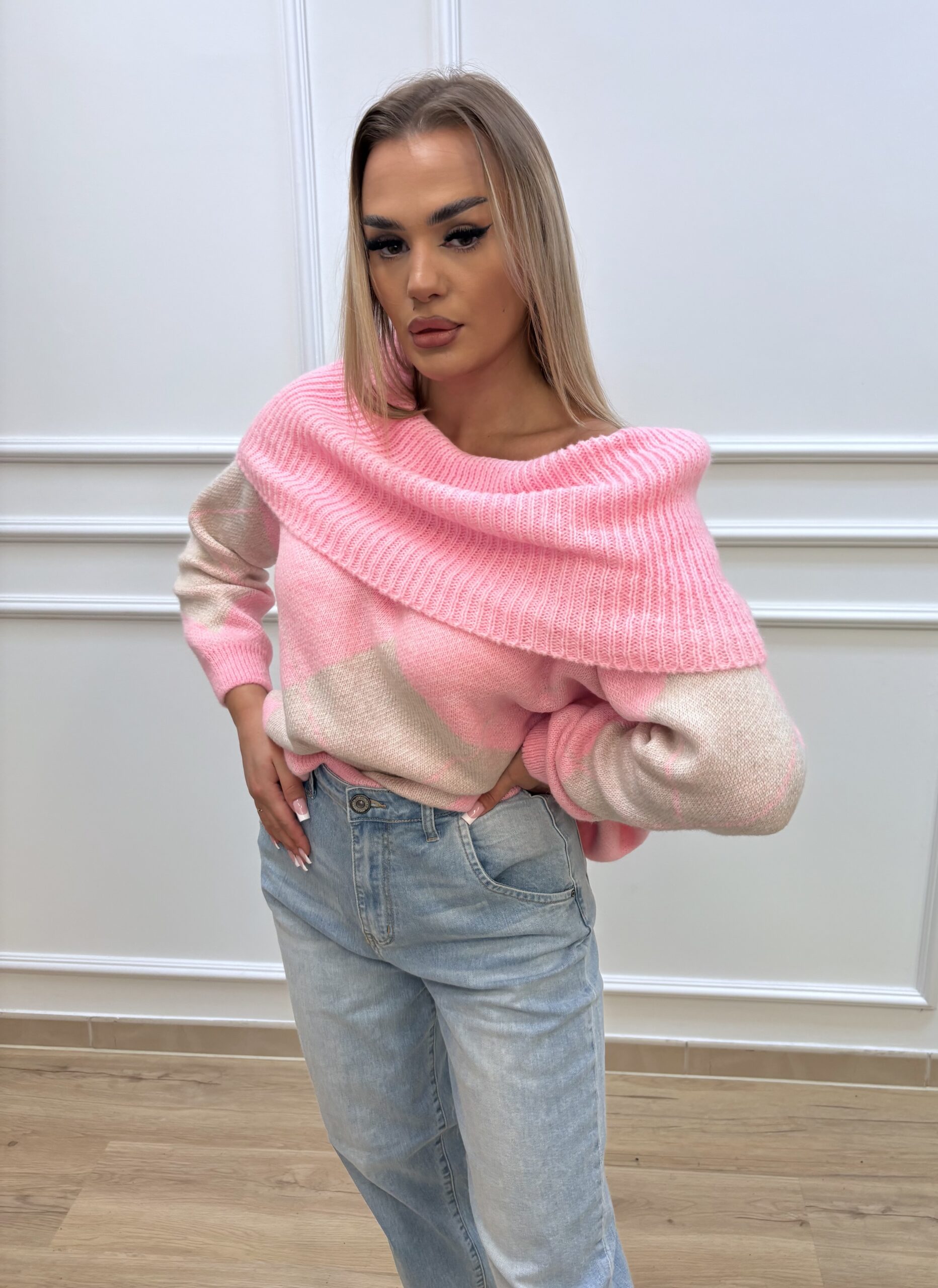 Sweter damski z szerokim, opadającym kołnierzem- różowy - obrazek 3