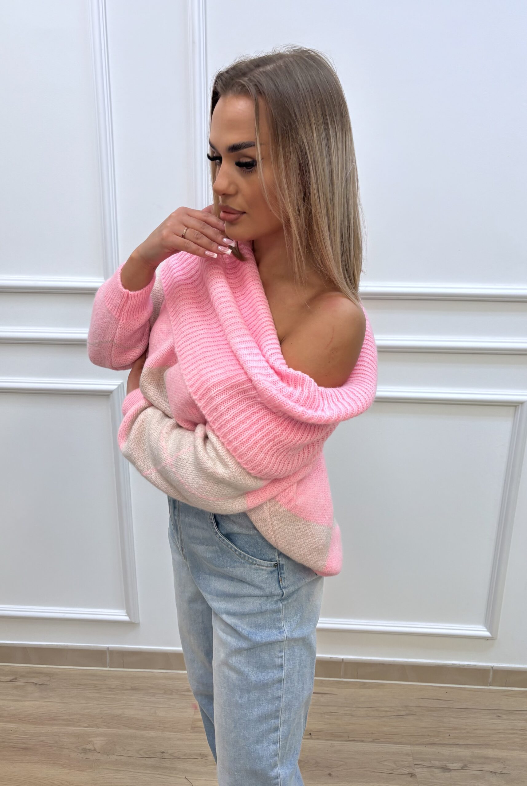 Sweter damski z szerokim, opadającym kołnierzem- różowy - obrazek 2