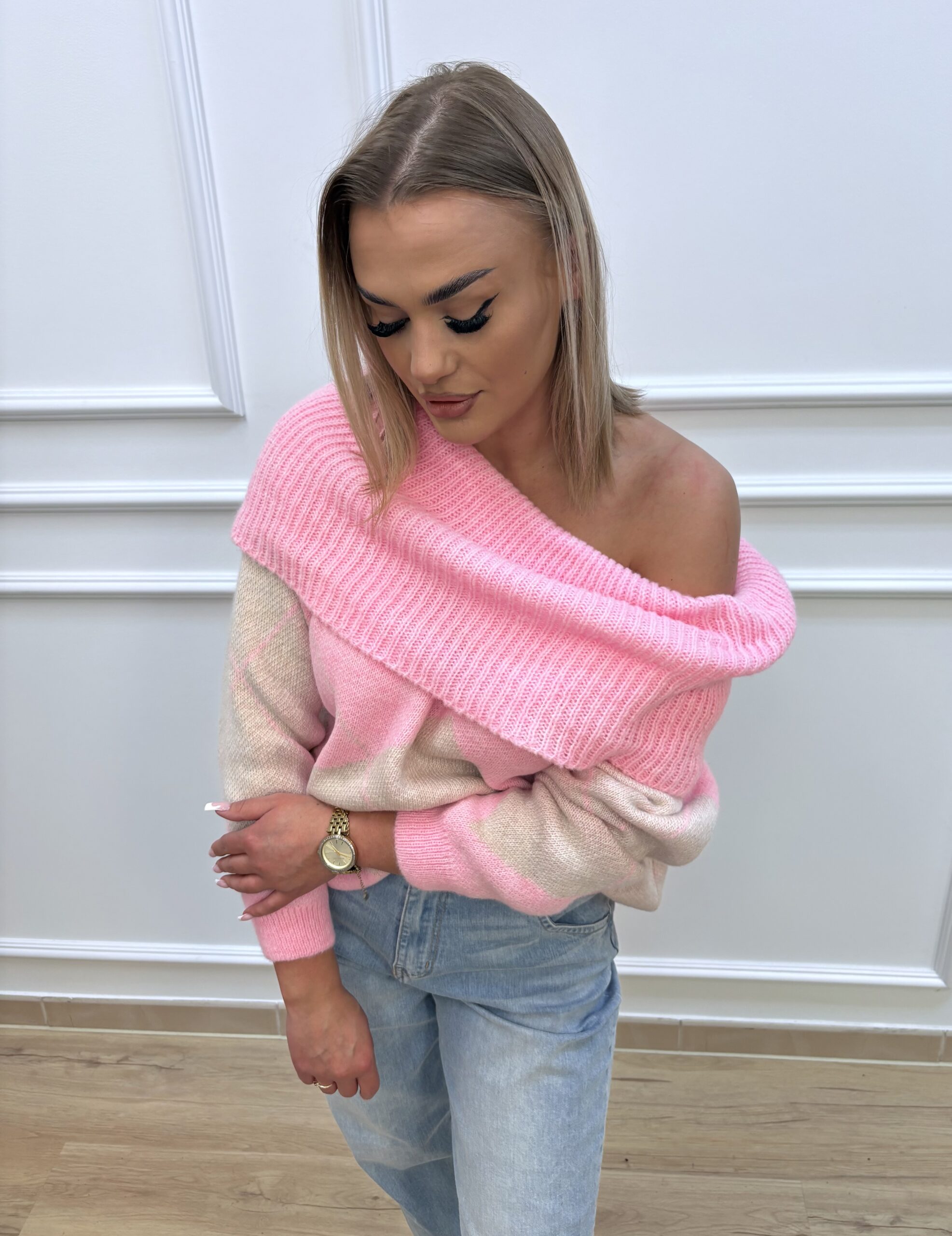 Sweter damski z szerokim, opadającym kołnierzem- różowy - obrazek 4