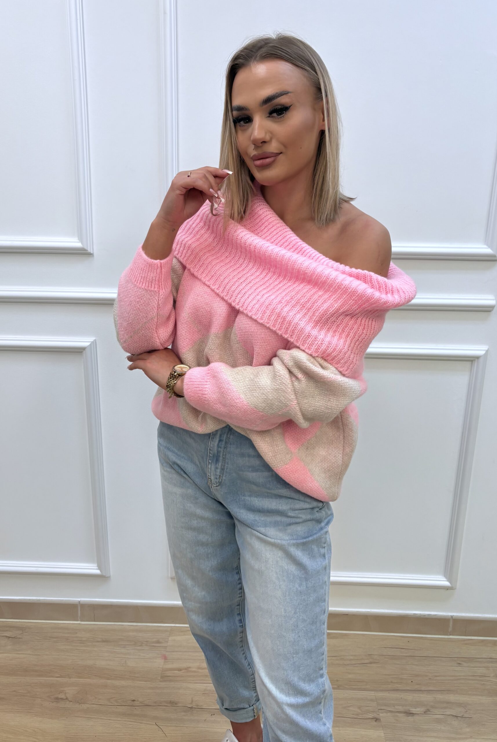 Sweter damski z szerokim, opadającym kołnierzem- różowy