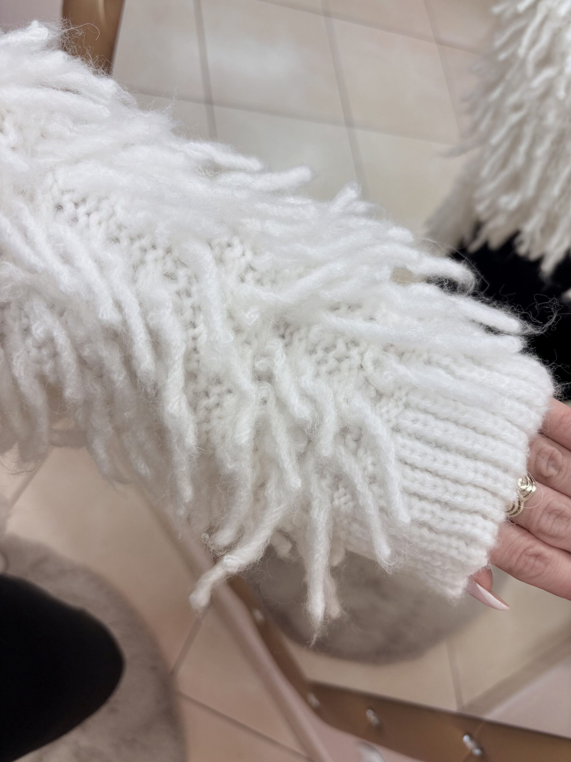 Sweter damski kardigan z frędzlami - biały - obrazek 3