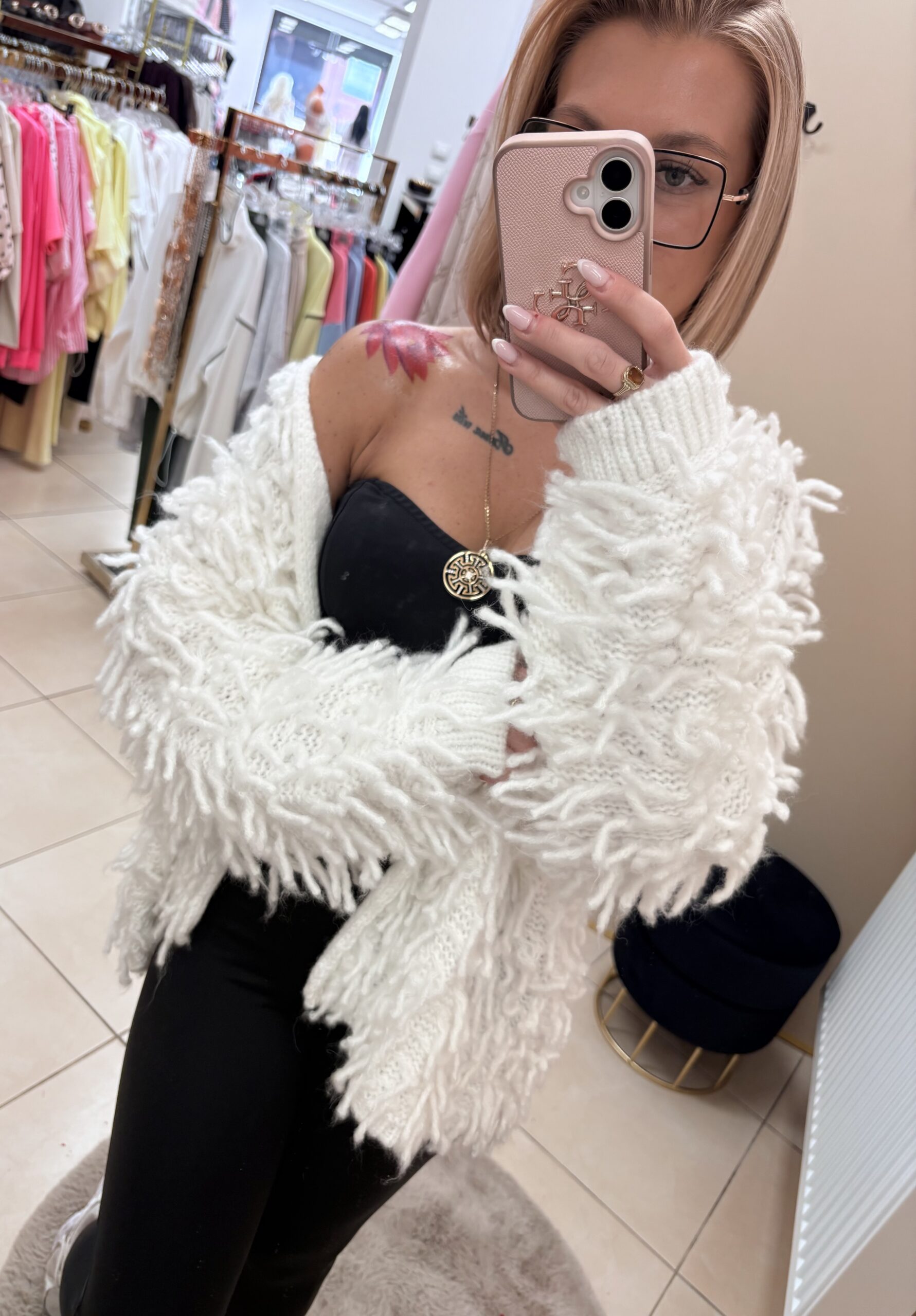 Sweter damski kardigan z frędzlami - biały